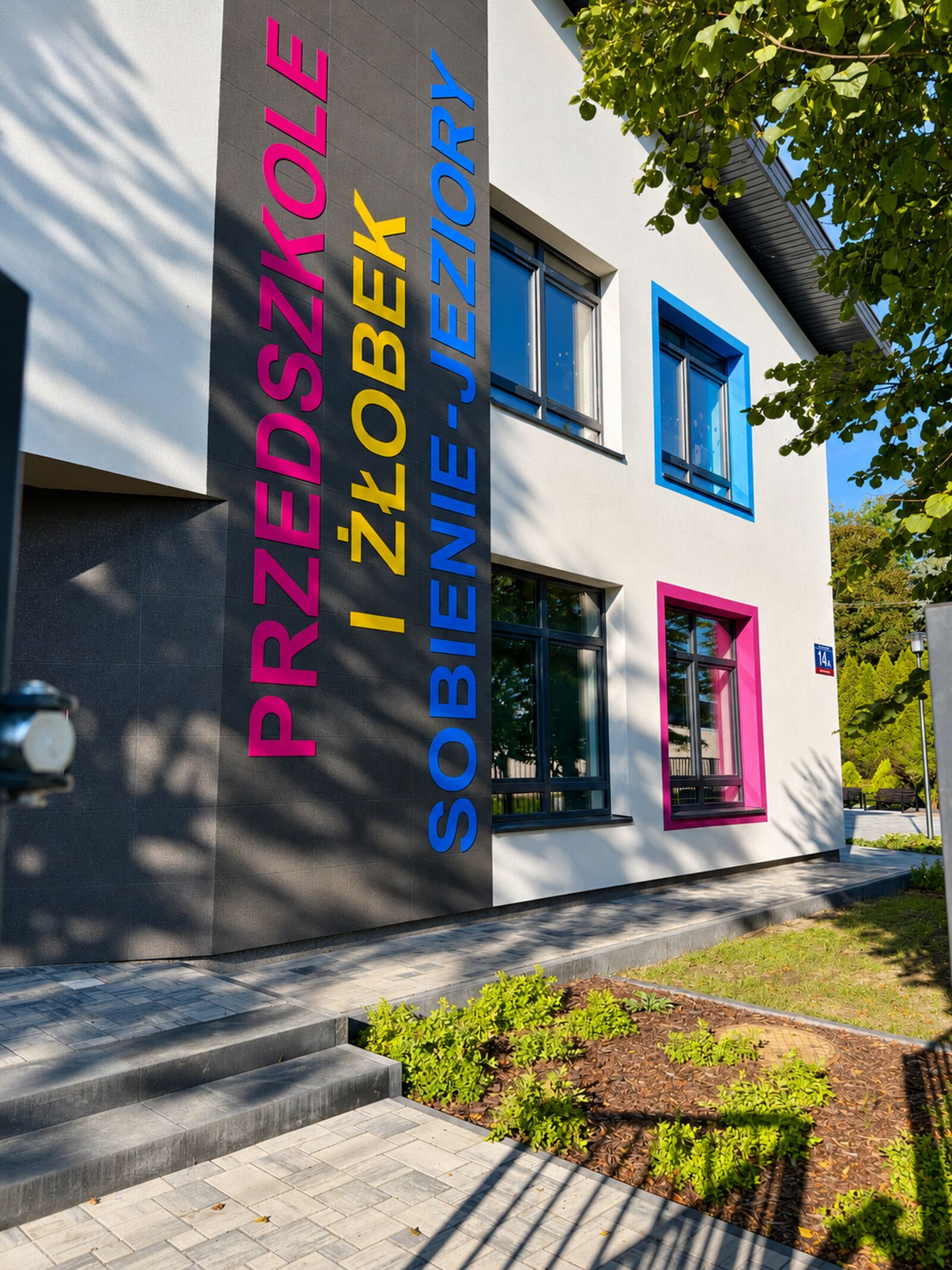 Wejście do budynku przedszkola i żłobka w Sobieniach-Jeziorach